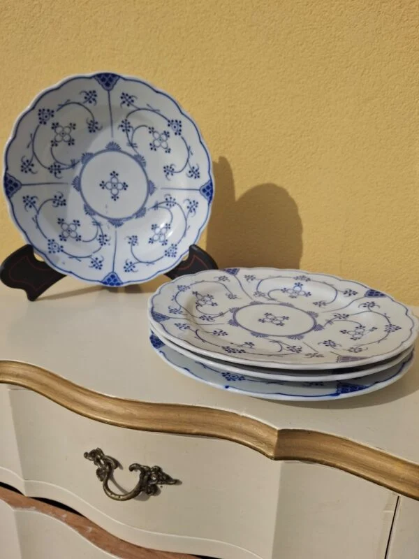 Middagstallerken i blå-hvidt porcelæn med blomsterranke