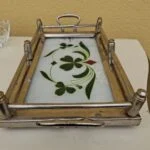 Vintage glasbakke set fra enden med kløvermotiv, buede grønne blade, rød ornamentdetalje og håndtag