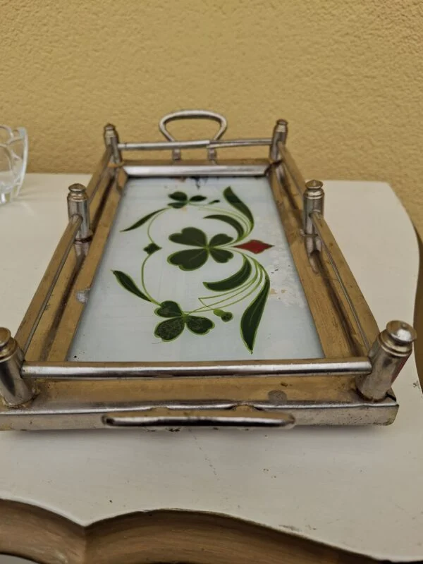 Vintage glasbakke set fra enden med kløvermotiv, buede grønne blade, rød ornamentdetalje og håndtag