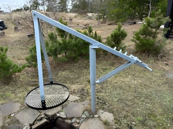 Grill- og bålstativ fra Topvirk med grillrist, Ø54 cm – detalje 1