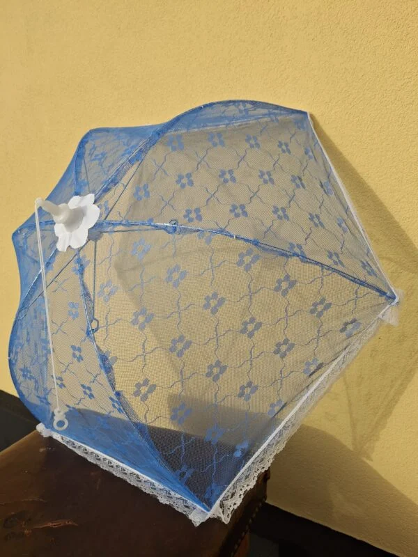 Åbent fluenet i blå blomsterblonde med hvid kant og plastlukning