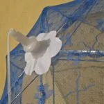 Hvid plastlukning med snor øverst på det blå fluenet