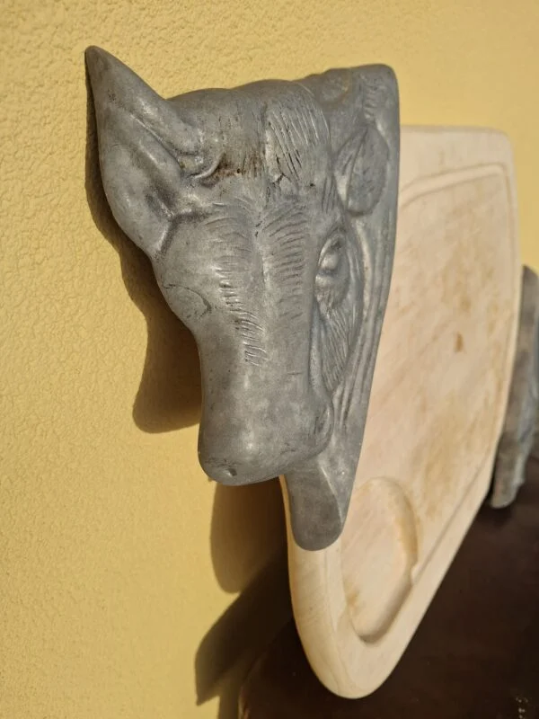 Detalje af oksehovedets horn og metaloverflade med mørke og brunlige områder