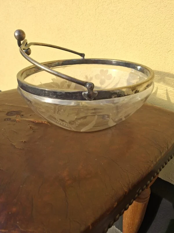 Glasskålens klare sider og matte dekoration set fra siden
