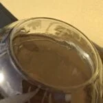 Undersiden af den klare glasskål