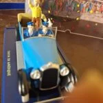 Nærbillede af Tintin, Terry og figurerne i den åbne blå bil