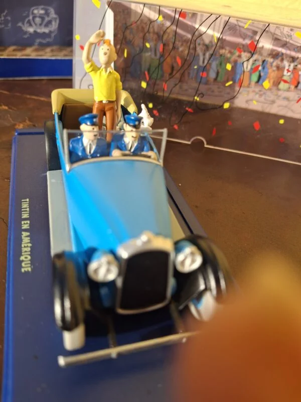 Nærbillede af Tintin, Terry og figurerne i den åbne blå bil