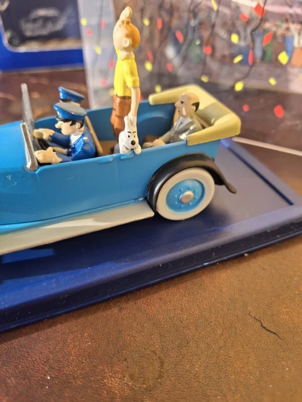 Terry og den siddende passager ved siden af Tintin i paradebilen