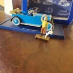 Paradebilen med Tintin og Terry stillet foran den blå sokkel