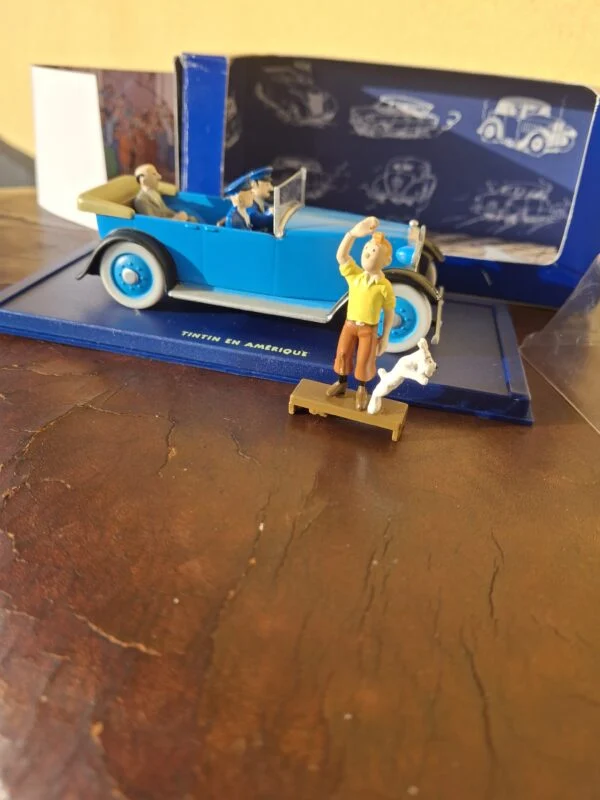 Paradebilen med Tintin og Terry stillet foran den blå sokkel