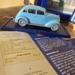 Lyseblå Tintin-taxi fra De 7 krystalkugler med sokkel, æske og hæfte