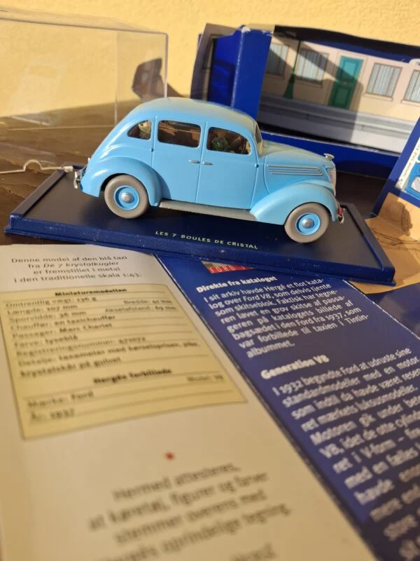 Lyseblå Tintin-taxi fra De 7 krystalkugler med sokkel, æske og hæfte