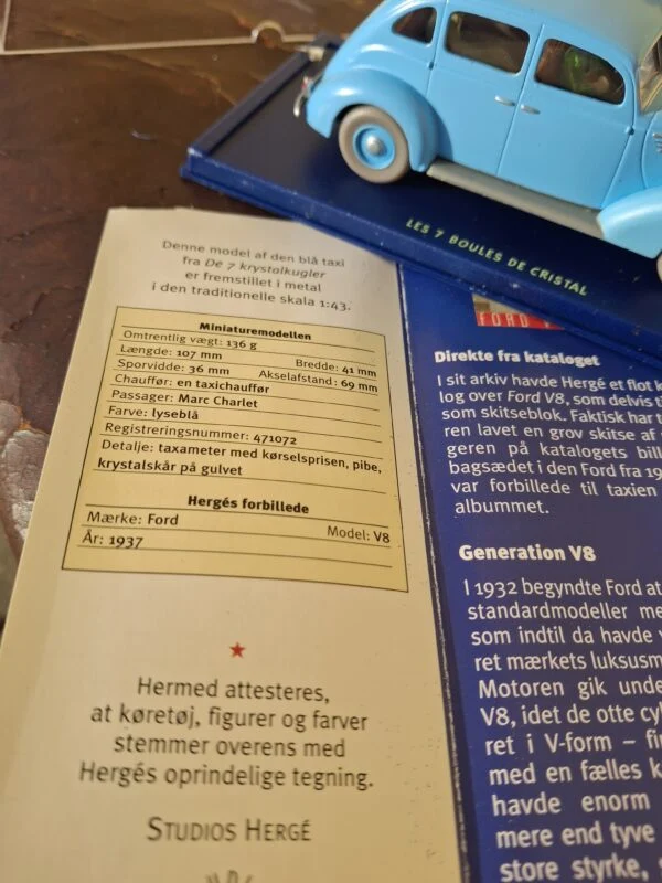 Opslag om Ford V8-taxien med dokumenteret skala og modelmål