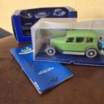 Grøn Tintin modelbil fra Den blå lotus med sokkel, æske og hæfte
