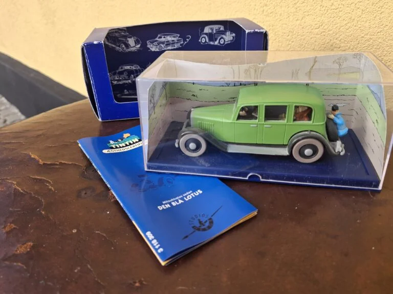 Tintin modelbil – Mitsuhiratos sedan fra Den blå lotus