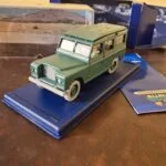 Grøn Land Rover fra Tintin og Picaroerne med sokkel, kappe, æske og hæfte