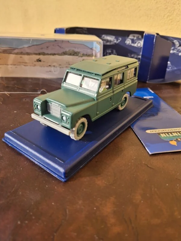 Grøn Land Rover fra Tintin og Picaroerne med sokkel, kappe, æske og hæfte