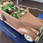 Tintin, Terry og fire grønklædte figurer i den åbne modelbil