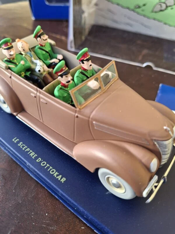 Tintin, Terry og fire grønklædte figurer i den åbne modelbil