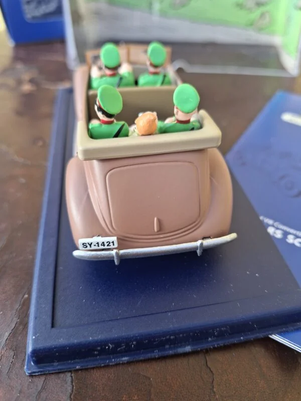 Bagsiden af den åbne Ford V8 fra Ottokars scepter med figurer