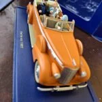 Orange Tintin-taxi med høj kølergrill og åben kabine