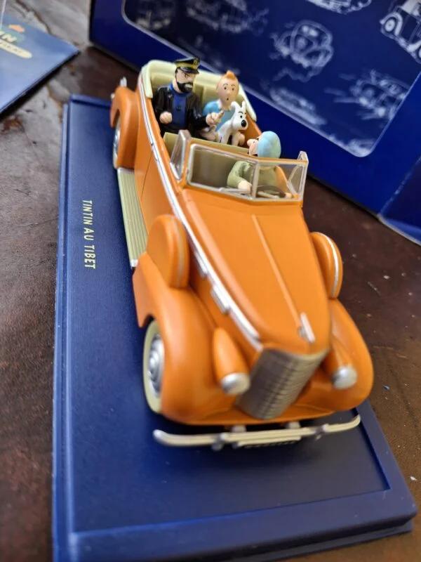 Orange Tintin-taxi med høj kølergrill og åben kabine