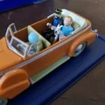 Tintin, Terry og Haddock på bagsædet og chauffør foran