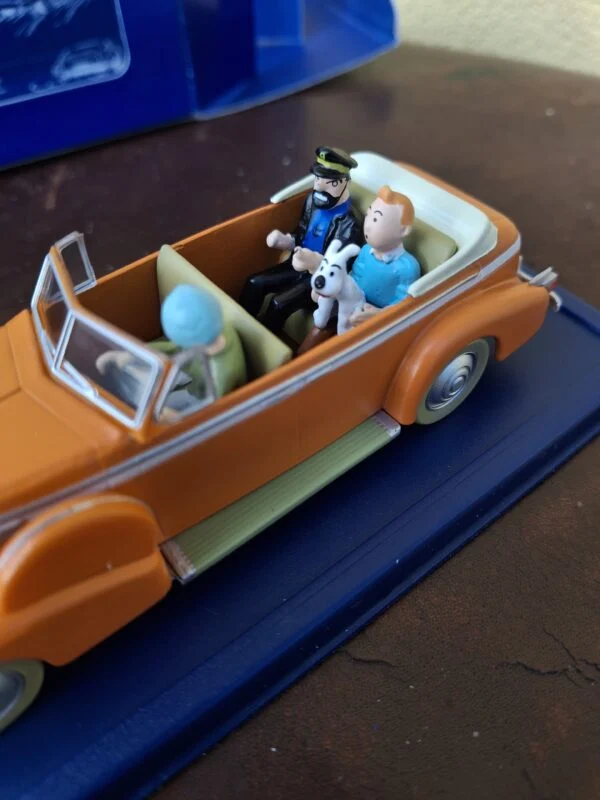 Tintin, Terry og Haddock på bagsædet og chauffør foran