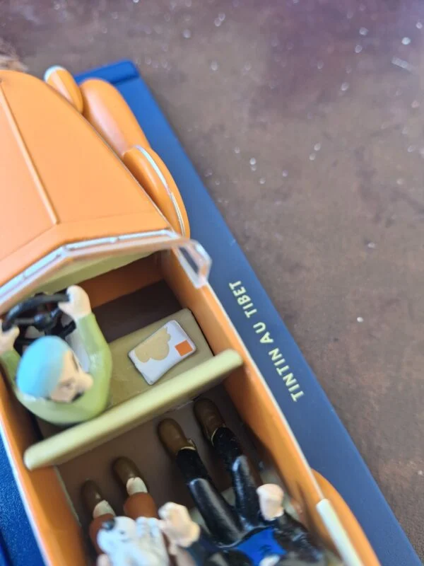 Den åbne modelbils sæder og figurer set ovenfra