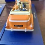 Orange modelbil med nedfoldet kaleche og nummerplade WBG 2569