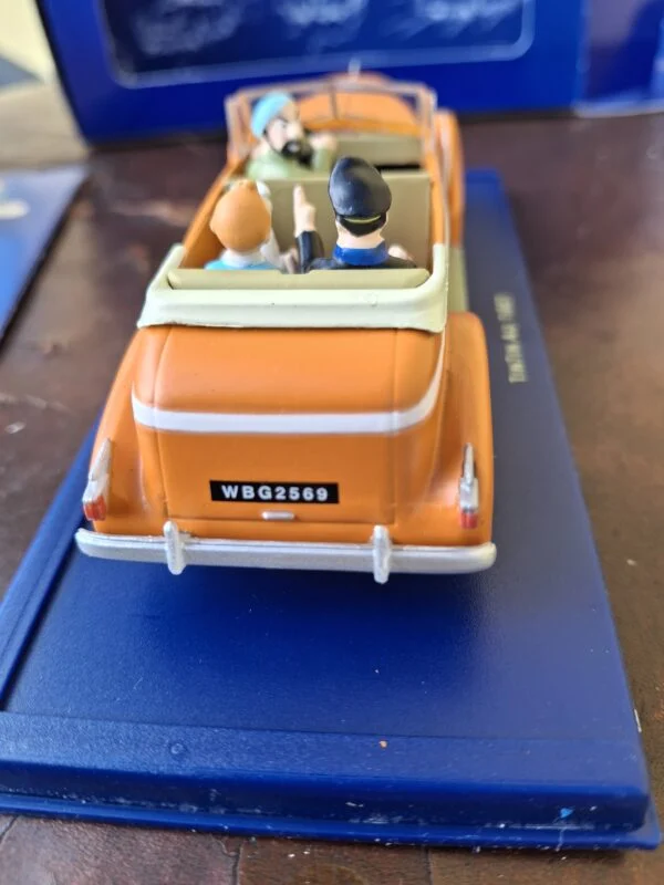 Orange modelbil med nedfoldet kaleche og nummerplade WBG 2569