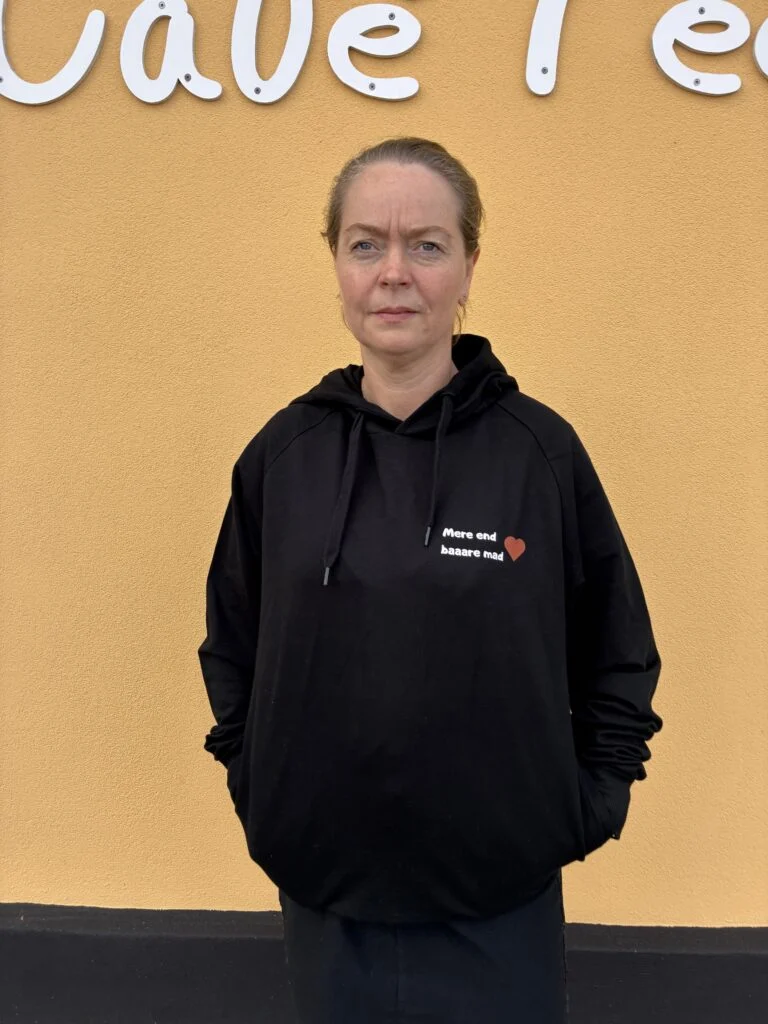 Sort Café Feen-hoodie med lille brysttryk