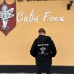 Sort hoodie set bagfra med hele Café Feen-motivet