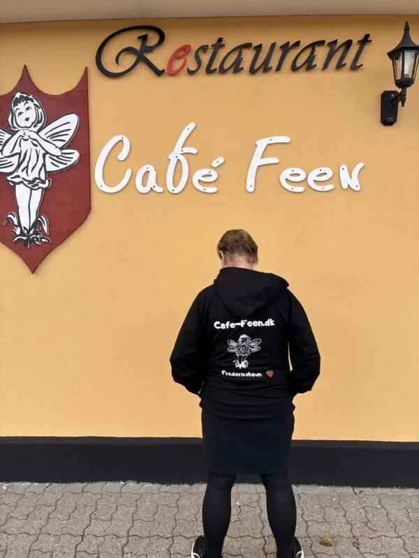 Sort hoodie set bagfra med hele Café Feen-motivet