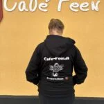 Sort hoodie med Café Feens fe og Frederikshavn-tryk på ryggen