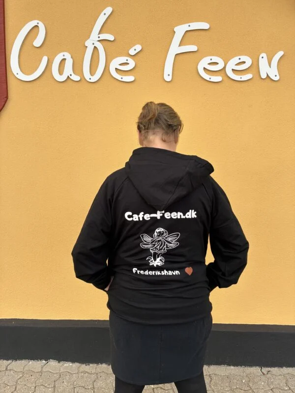 Sort hoodie med Café Feens fe og Frederikshavn-tryk på ryggen