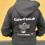 Nærbillede af Cafe-Feen.dk, fe-motiv og Frederikshavn på hoodiens ryg
