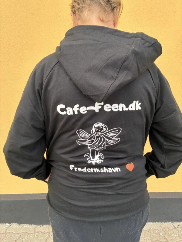 Nærbillede af Cafe-Feen.dk, fe-motiv og Frederikshavn på hoodiens ryg