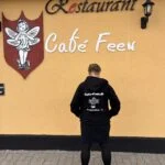 Hoodiens rygtryk med fe og rødt hjerte foran Café Feen