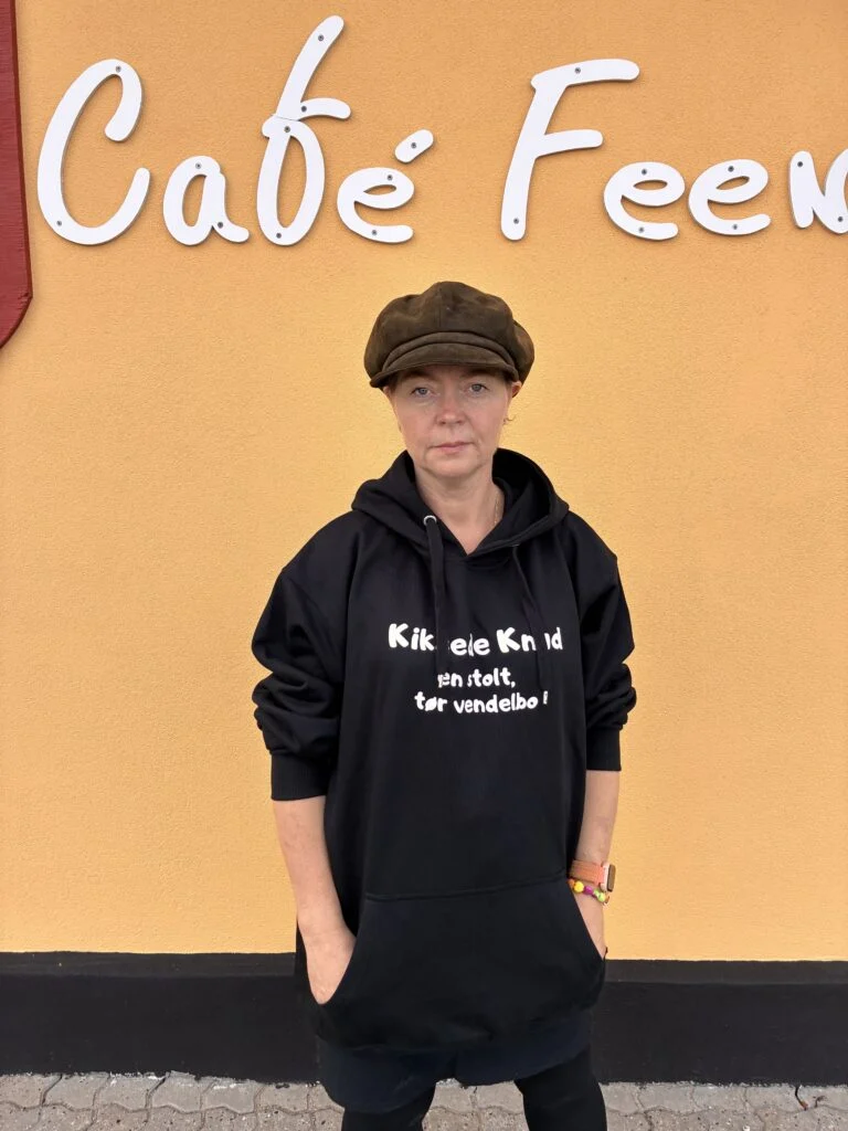 Sort Kiksede Knud-hoodie med hvid tekst foran