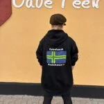 Hættetrøjens ryg med Cafe-Feen.dk, blåt flag og Frederikshavn