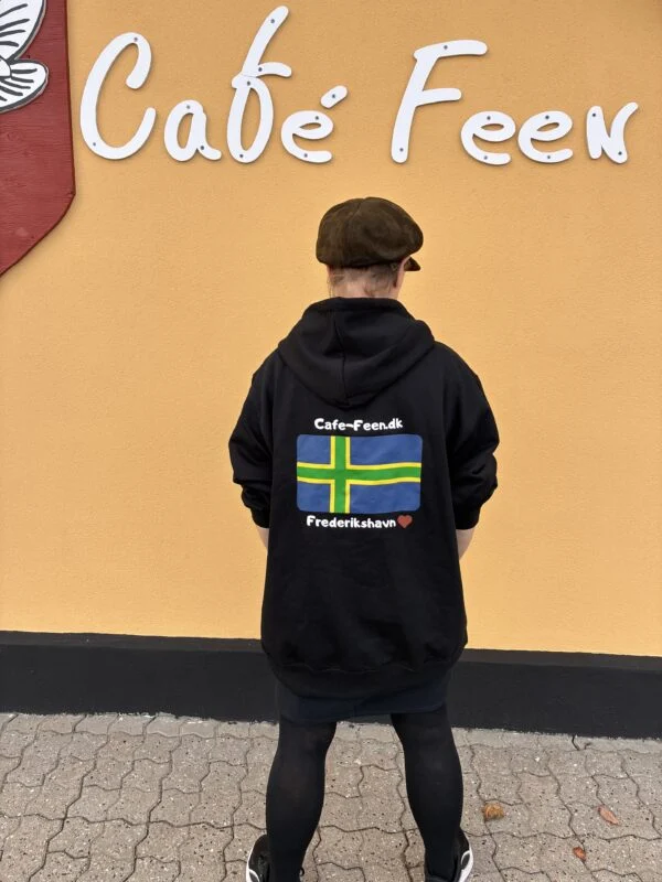 Hættetrøjens ryg med Cafe-Feen.dk, blåt flag og Frederikshavn