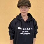 Kiksede Knud hoodie vist forfra ved Café Feens gule facade