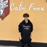Sort Kiksede Knud hoodie under Café Feens skilt
