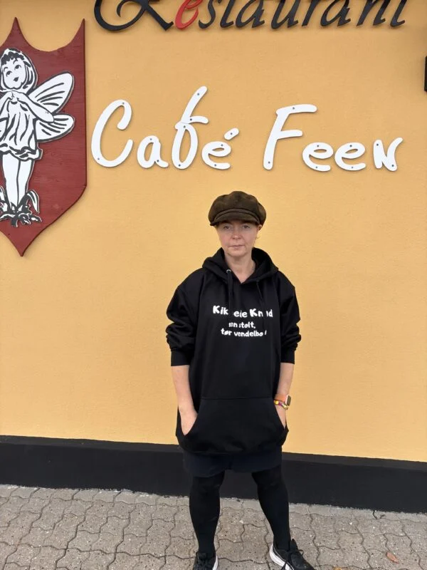 Sort Kiksede Knud hoodie under Café Feens skilt
