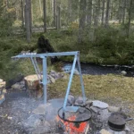 Grill- og bålstativ fra Topvirk med grillrist, Ø54 cm – helhed