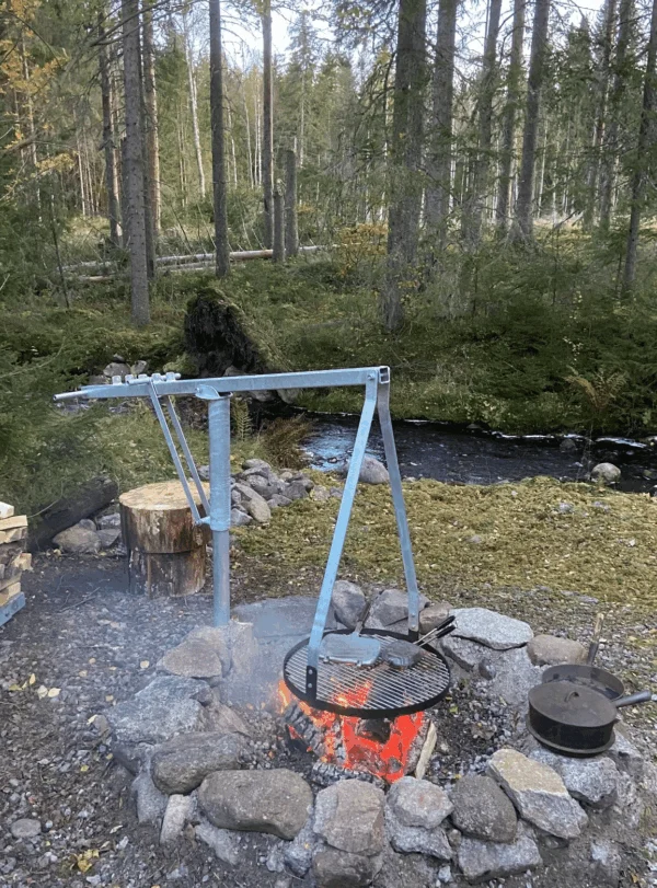 Grill- og bålstativ fra Topvirk med grillrist, Ø54 cm – helhed