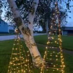 Juletræer i stål med separate lyskæder som inspiration