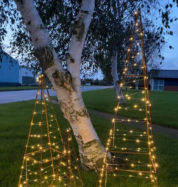 Juletræer i stål med separate lyskæder som inspiration