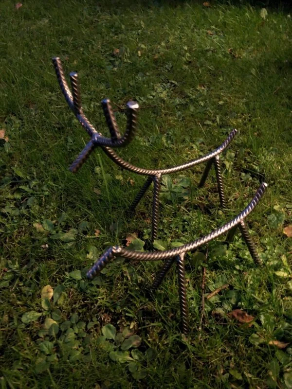 To rensdyr i galvaniseret stål vist udendørs